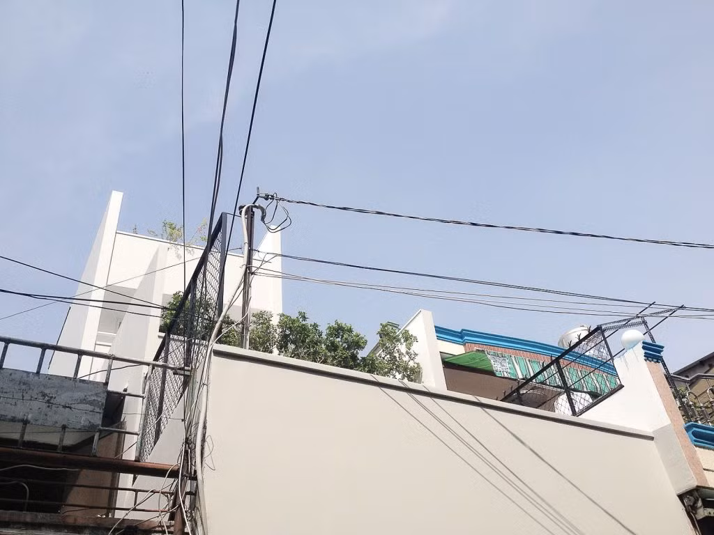 Tọa lạc tại số 86/67 đường Ông Ích Khiêm, phường 5, quận 11, TP HCM, công trình được thiết kế bởi kiến trúc sư Nguyễn Bá Đức (đơn vị NBD Architects).