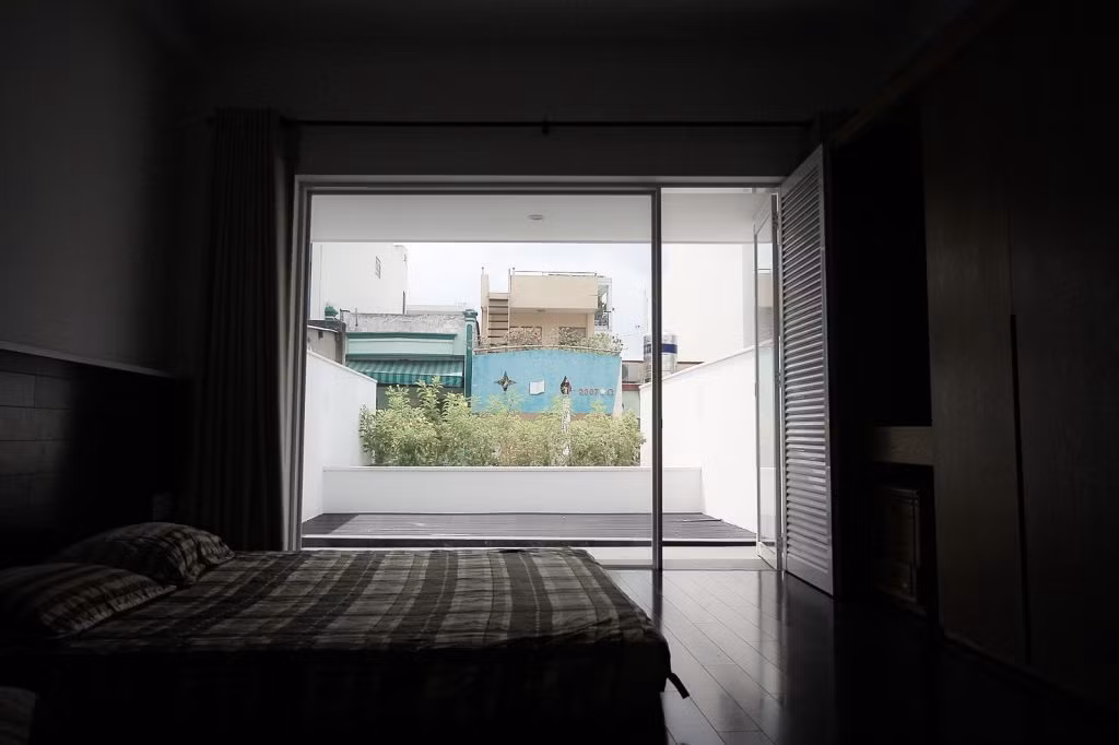  Phòng ngủ nhìn ra sân vườn.