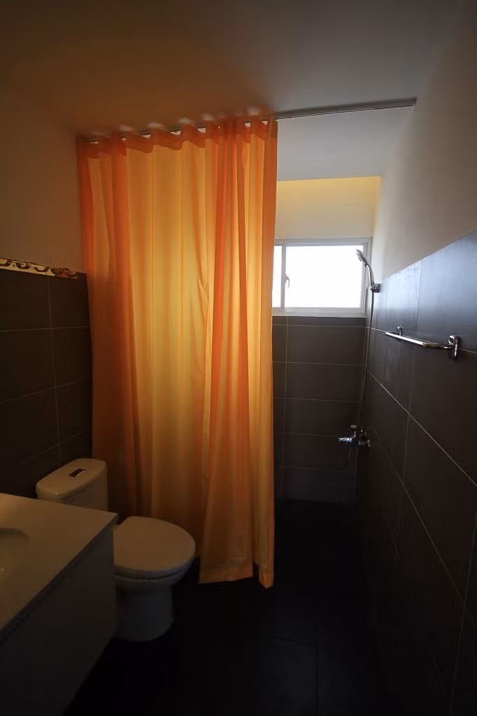 Phòng tắm đơn giản nhưng hiện đại. Nguồn ảnh: Duc Nguyen/Handhome.