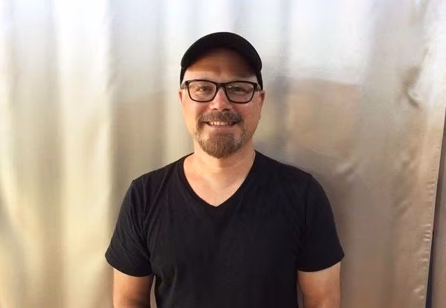 Steve Casino là một nghệ sĩ ở tiểu bang Kentucky, Hoa Kỳ. Năm nay đã hơn 50 tuổi nhưng haằng ngày, Steve vẫn miệt mài thổi hồn vào những củ lạc và biến chúng thành những tác phẩm nghệ thuật thực thụ.