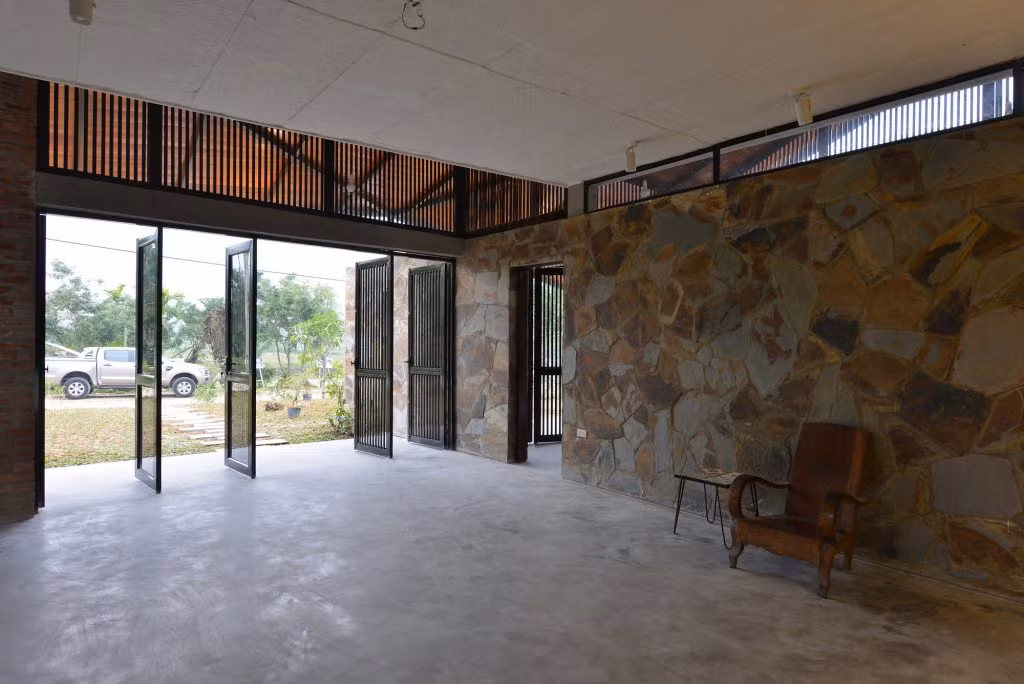 Hệ cửa lớn nhiều cánh tạo không gian thoáng đãng, mát mẻ.