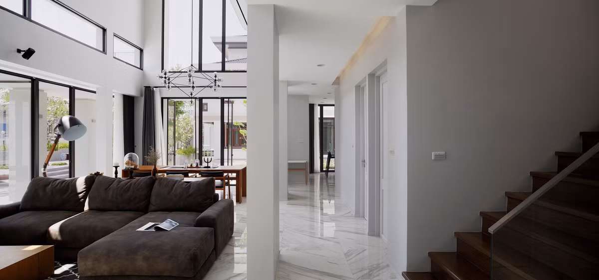 Phòng khách rộng rãi, thoáng mát với sofa màu nâu.