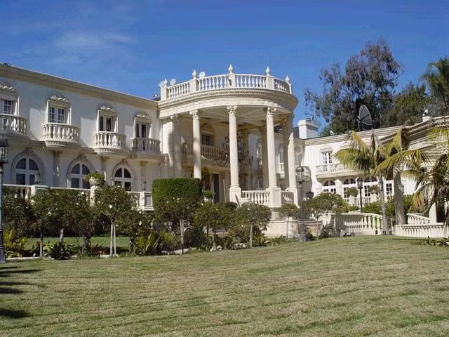 Trong đó, đáng chú ý nhất là căn biệt thự xa hoa ở ngoại ô Harare. Ảnh: Gistmagazine.