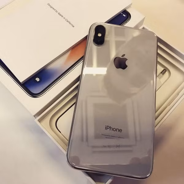 Mặt lưng iPhone X sáng bóng. Ảnh: 9to5mac.