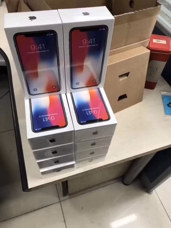 Tuy nhiên, cách đây ít giờ, những hình ảnh đập hộp iPhone X đã được chia sẻ trên các trang mạng xã hội. Ảnh: Phonearena.