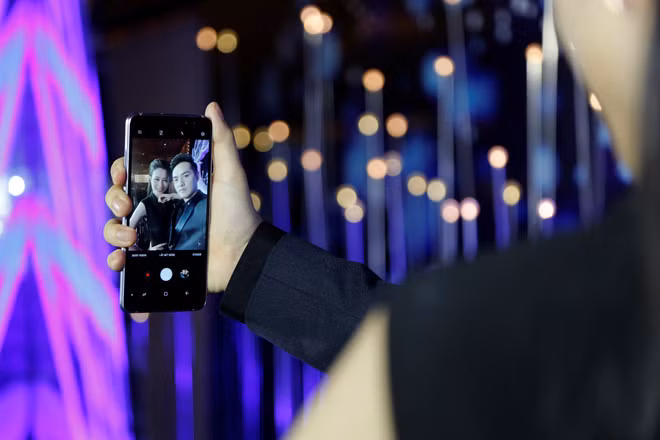 Tính năng đáng chú ý nhất trên bộ đôi này là khả năng chụp selfie live focus - tùy chỉnh khả năng xóa phông, tạo ra những bức ảnh chân dung chất lượng cao.