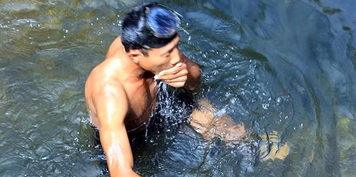 Để săn ốc hoàng đế không hề đơn giản, thậm chí thợ lặn phải đối mặt với không ít hiểm nguy. (Ảnh: Báo NNVN)