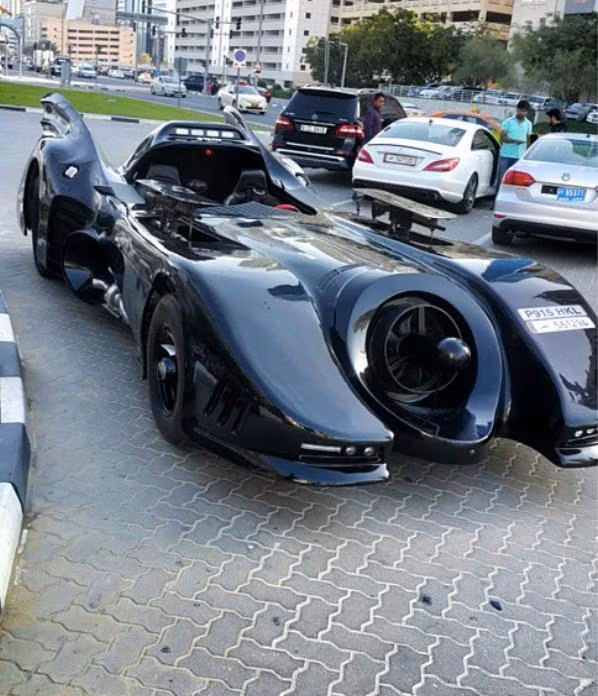 Chiếc Batmobile màu đen của Robet Mugabe Junior, con trai của tổng thống Mugabe khi đang học về kiến trúc Mỹ ở Dubai.
