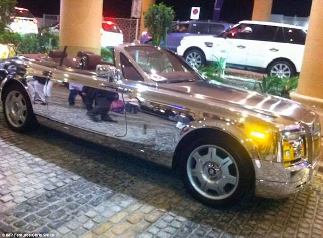 Ở đất nước nghèo đói này, chiếc xe siêu sang Rolls-Royce mạ bạc vẫn được con gái của ông trùm bất động sản Zimbabwe - Philip Chironga khoe trên Facebook.