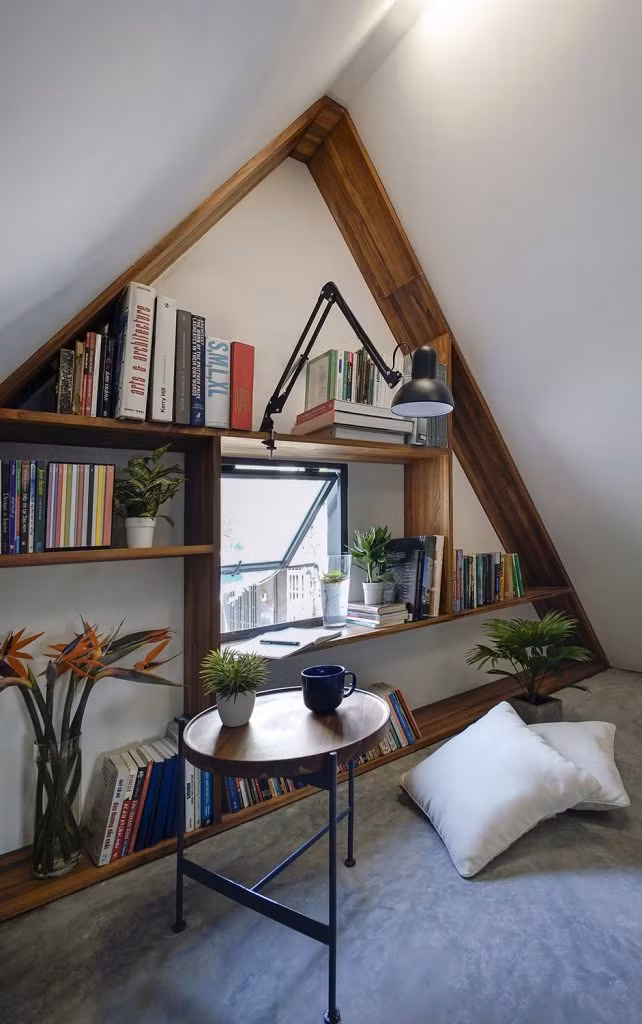 Góc làm việc và học tập ngập ánh sáng.