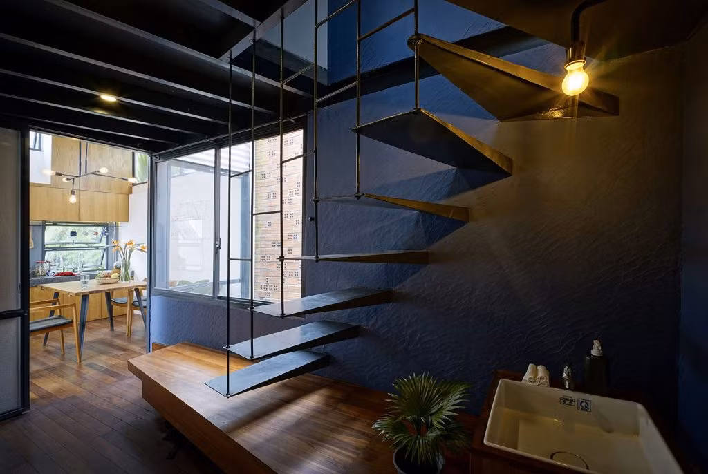 Cầu thang hở làm tăng tính hiện đại cũng như tạo sự thông thoáng cho ngôi nhà.