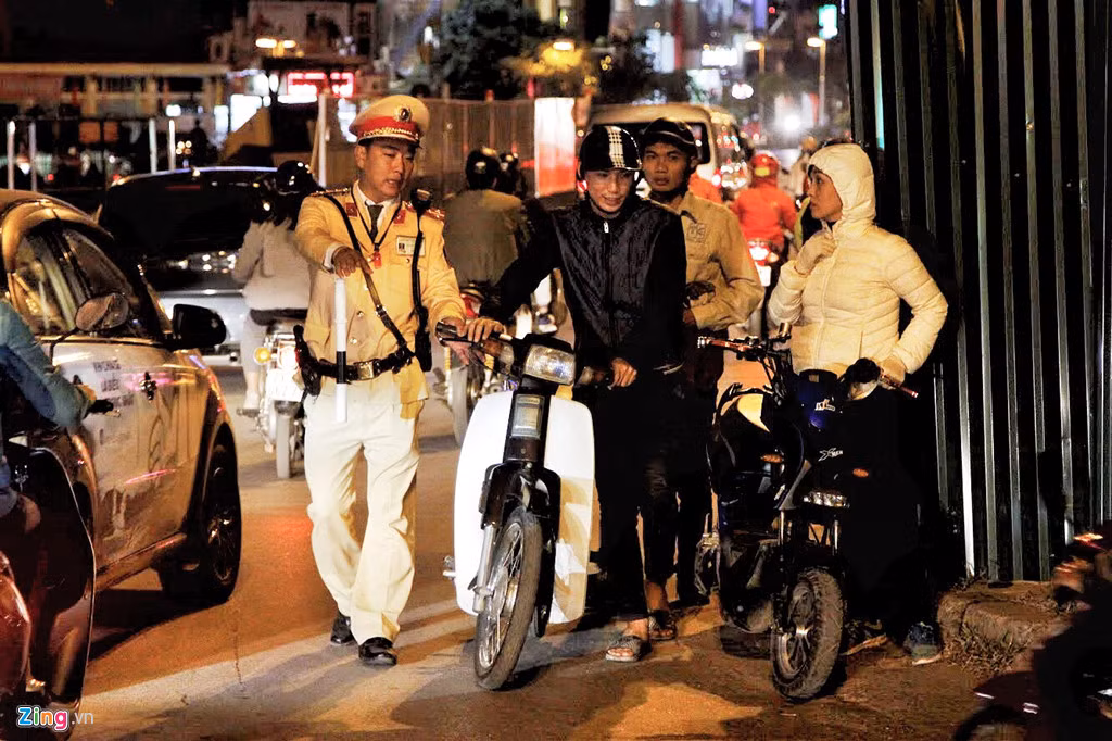 Càng về thời điểm cuối ngày, số lượng các phương tiện vi phạm càng tăng cao. Có những lúc các phương tiện dàn hàng 2, hàng 3 ngược chiều trên đường cùng lúc.