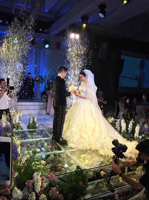 Đám cưới tiền tỷ tổ chức hồi tháng 4 tại Hà Nội của cô dâu hoa khôi Vân Anh và chú rể Việt kiều Đăng Tuấn khiến nhiều người ngưỡng mộ. Ảnh: Khám phá.
