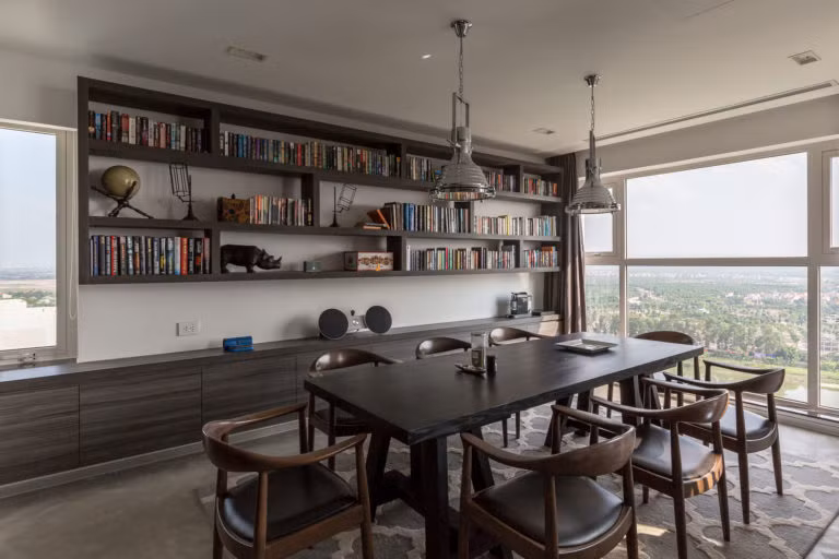 Khu vực ăn uống còn dành diện tích cho kệ sách lớn.