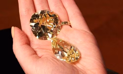 Ngam hai vien kim cuong vang lon nhat the gioi dau gia hom nay