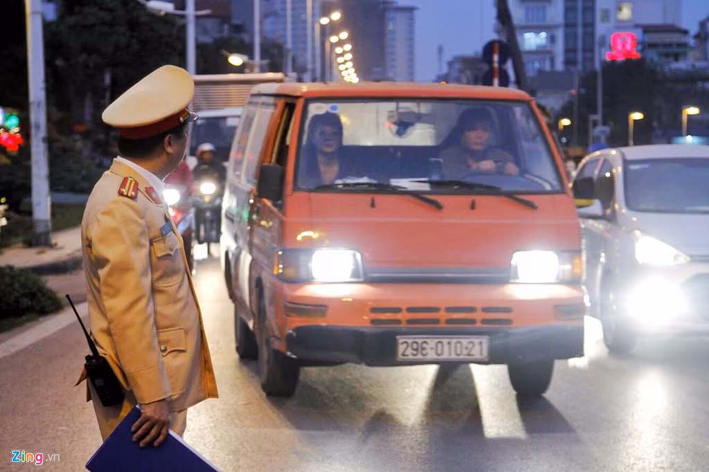 Trung tá Lê Mạnh Hưng, Phó đội trưởng đội CSGT số 2 (Phòng CSGT Công an Hà Nội), cho biết thời gian qua một phần đoạn đường Nghi Tàm bị cấm một chiều do thành phố Hà Nội đang thi công, phục cầu vượt An Dương - Thanh Niên. Do thói quen, nhiều người vẫn đi ngược chiều trên đoạn đường cấm khiến giao thông tại khu vực này thường xuyên rối loạn vào giờ cao điểm.