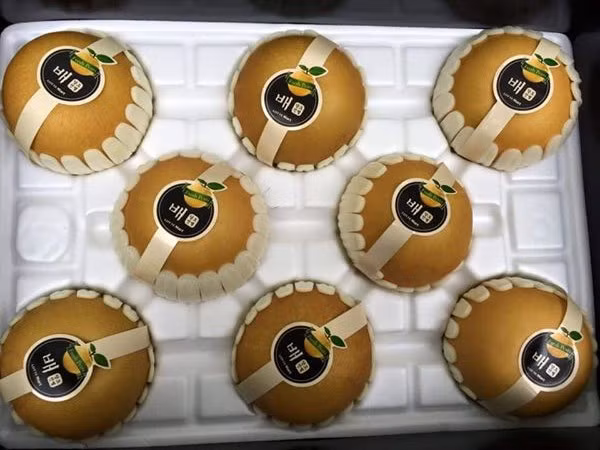 Thời gian gần đây, người tiêu dùng Việt khá chuộng loại lê nâu Hàn Quốc dù giá đắt tới vài trăm nghìn đồng/kg. Ảnh: Vietnamnet.