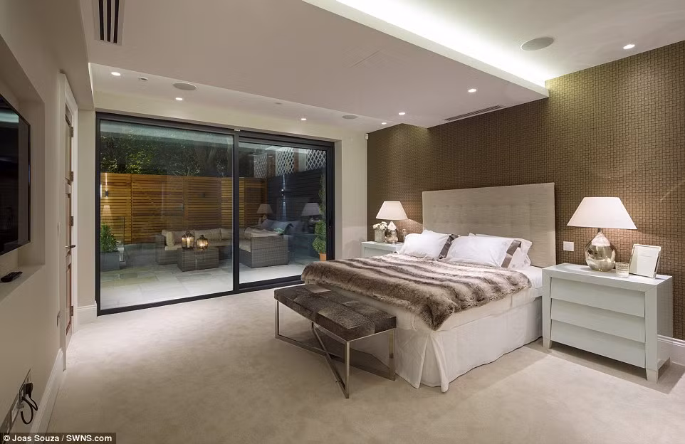 Phòng ngủ ở tầng nổi mở ra khu vực tiếp khách ngoài trời.