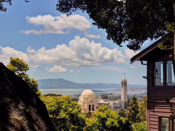 Jack Ma luôn để gia đình tránh xa sự quan tâm của công chúng. Ông kết hôn với bà Trương Anh, một giáo viên ông quen từ khi còn đi học. Nguồn ảnh: Business Insider.