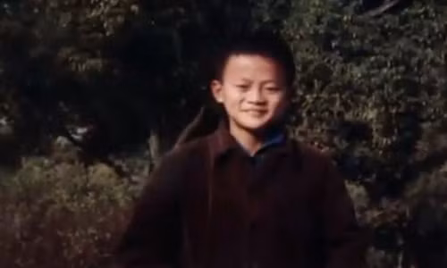Khi còn nhỏ, Jack Ma là một cậu bé gầy gò, nhưng thường xuyên đánh nhau với bạn cùng lớp. Trong cuốn sách "Alibaba" của tác giả Liu Shiying và Martha Avery, tỷ phú Jack Ma nói: "Tôi chưa bao giờ sợ đối thủ cao lớn hơn mình". Cậu bé Jack Ma cũng thích sưu tập và chọi dế như bao đứa trẻ khác.