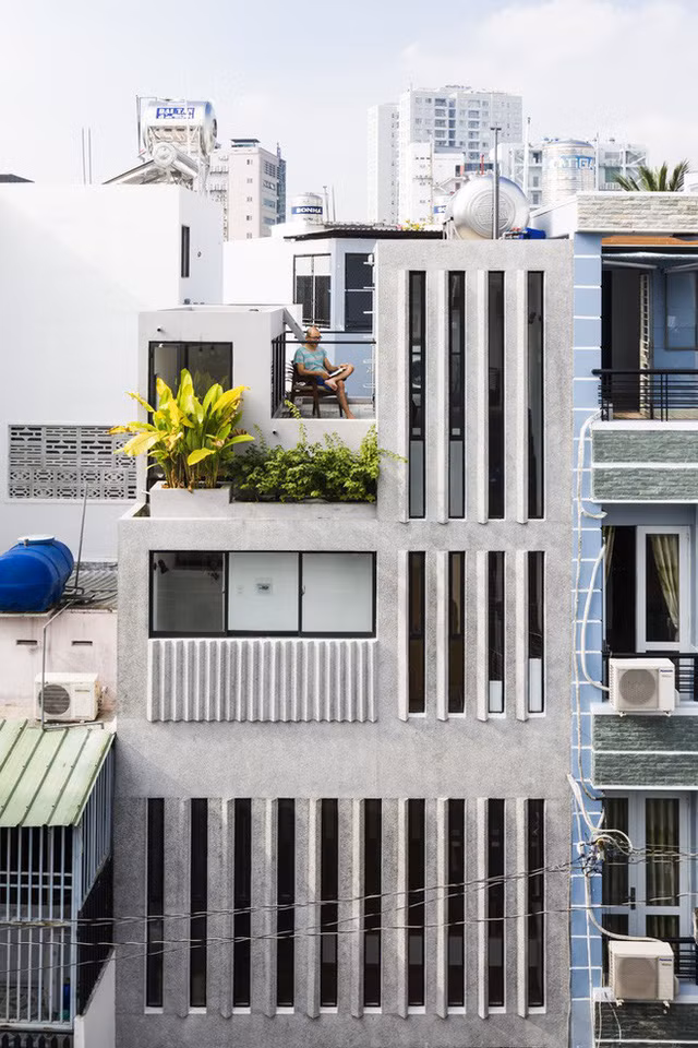 Vì nằm sâu trong ngõ nên giải pháp lấy ánh sáng tối đa là thiết kế các khe hở ở mặt tiền.