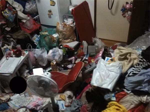 Có ghế, có quạt và máy tính nối mạng là quá đủ. Ảnh: Mirror.