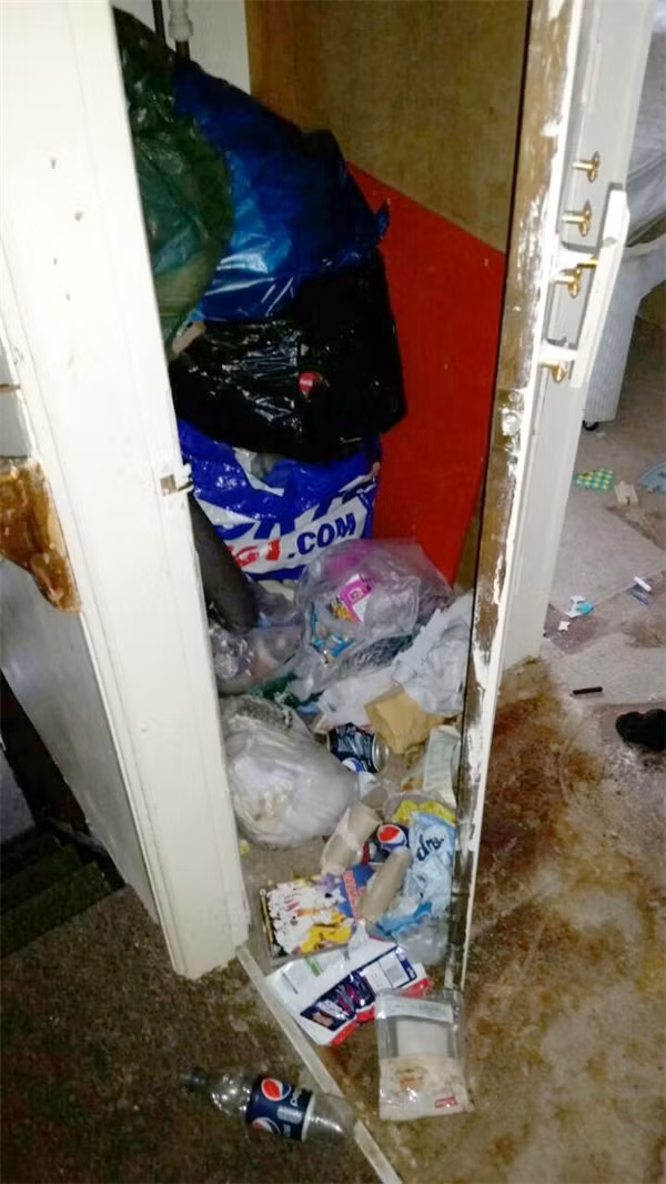 Tủ quần áo cũng được trưng dụng trở thành nơi chứa rác. Ảnh: Mirror.
