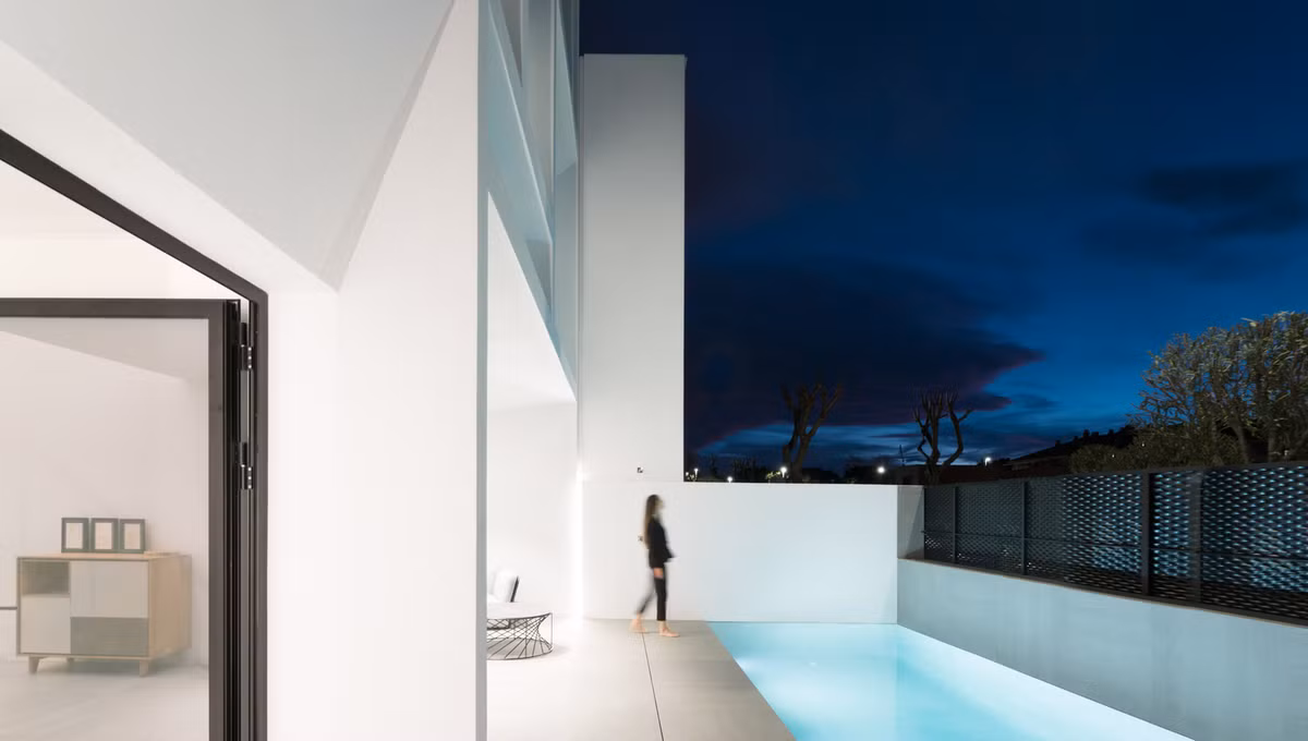 Hồ bơi thiết kế trên sân thượng để tận dụng hết khoảng không gian tưởng chừng như bỏ phí của căn hộ. Nguồn ảnh: Archdaily.