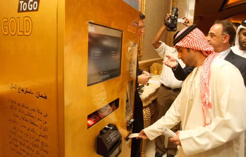 Trần phòng và sảnh được dát hoàn toàn bằng vàng, tường được làm từ nhiều loại đá cẩm thạch quý giá