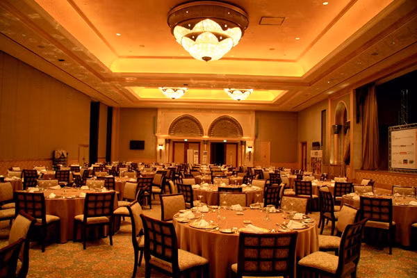 Màu sắc chủ đạo trong khách sạn là màu vàng óng lấp lánh tuyệt đẹp. Đây cũng là màu tượng trưng cho sự giàu sang, phú quý.