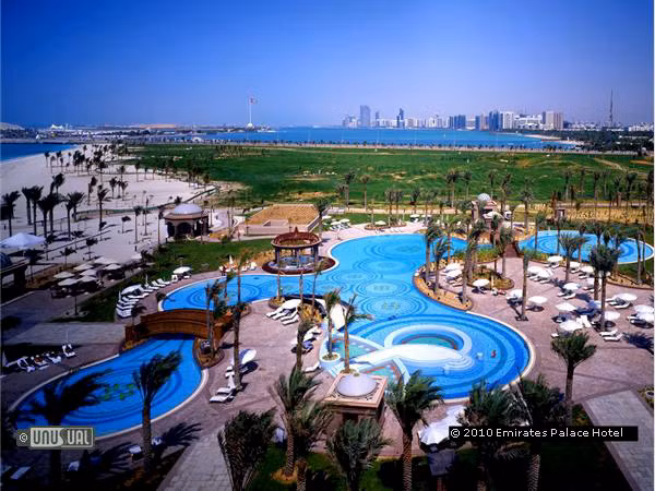 Emirates Palace có 6 phòng hoàng gia, diện tích mỗi phòng là 680 mét vuông. Trần phòng và sảnh được dát hoàn toàn bằng vàng, tới buổi tối sẽ phát sáng rực rỡ. Tường nhà được làm từ nhiều loại đá cẩm thạch quý giá.