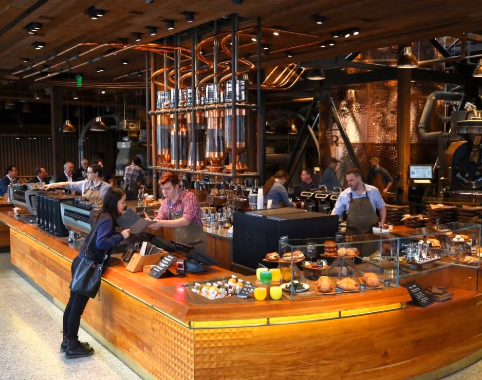 Starbucks đang mở cửa hiệu mới ở Trung Quốc với tốc độ 1 cửa hiệu mỗi 15 giờ. Dự kiến, Starbucks sẽ có 5.000 cửa hiệu ở Trung Quốc đại lục vào năm 2021. Ảnh: Starbucks.