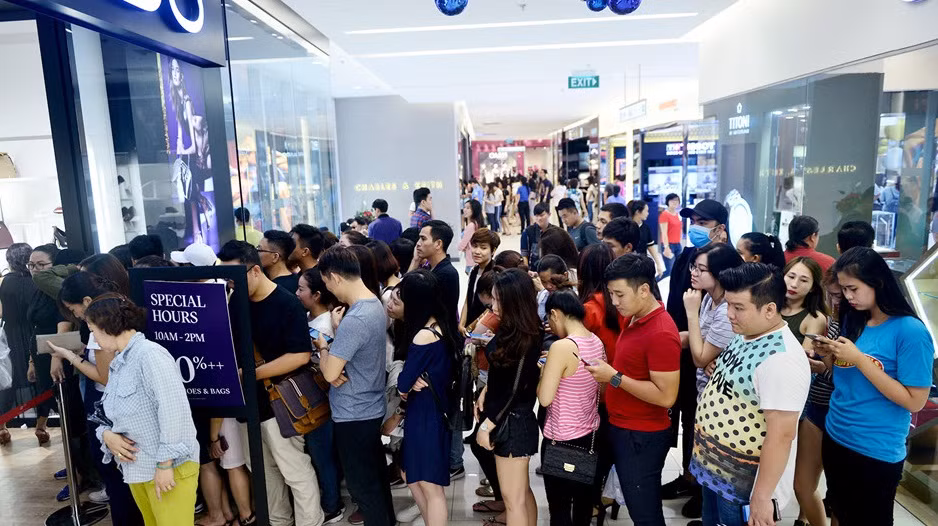 Chỉ giảm giá khoảng 4 - 5 tiếng nên TTTM Saigon Center hút rất đông khách. Người mua chờ đợi khá lâu mới đến lượt. Ảnh: Zing.
