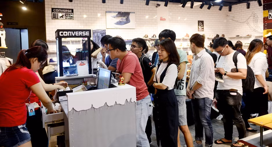 Dù rất đông nhưng khách hàng vẫn kiên nhẫn chờ tính tiền. Ảnh: Zing.