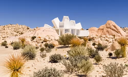 6 thập kỷ trước, các container chở hàng đã tạo ra cuộc cách mạng trong lĩnh vực thương mại quốc tế. Giờ đây, sứ mệnh của chúng còn mở rộng sang ngành kiến trúc. Khởi đầu là những lựa chọn giá rẻ, nhà container nhanh chóng được khai thác với thiết kế xa xỉ. Trong đó, Joshua Tree Residence là một ví dụ điển hình về nhà container xa xỉ.