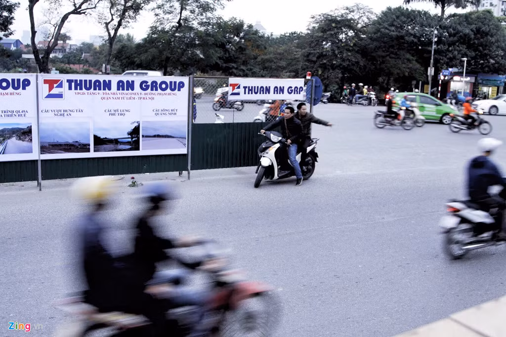 Theo đó, ôtô, xe máy lưu thông từ cửa khẩu An Dương đến khách sạn Thắng Lợi được phân luồng đi theo đường Nghi Tàm. Chiều ngược lại đi theo phố Yên Phụ nhỏ.