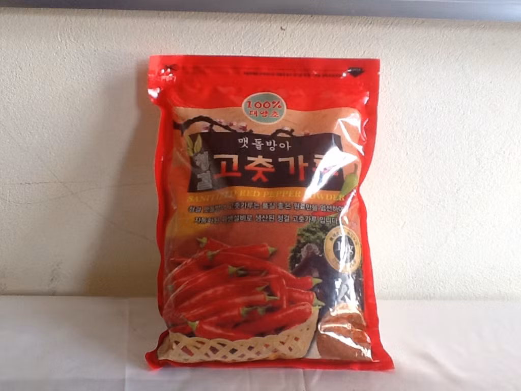 Thêm nữa, ớt bột thật thường đóng gói cẩn thận, có gắn nhãn mác cơ sở sản xuất rõ ràng, không bị tẩy xóa. Ảnh: Zaodich.