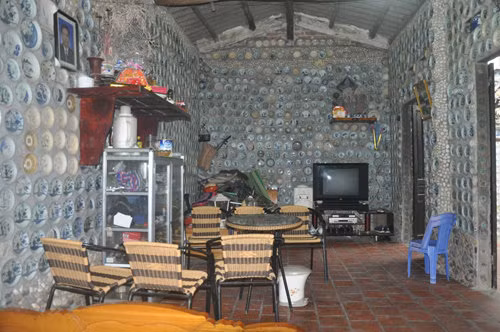 Ai ghé thăm cũng đều kinh ngạc bởi ngôi nhà kỳ dị với hàng trăm đĩa cổ. Ảnh: Tuổi trẻ.