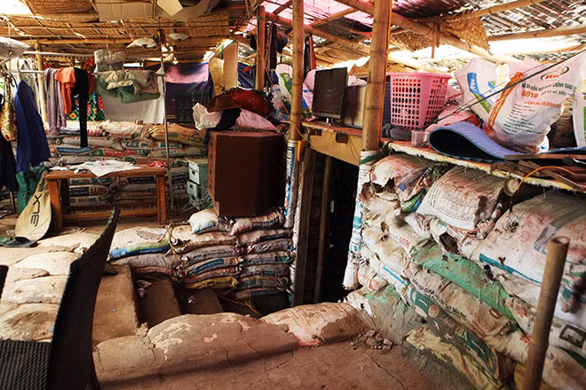 Cột nhà và các đồ dùng khác làm bằng tre và gỗ. Ảnh: Dân Việt.