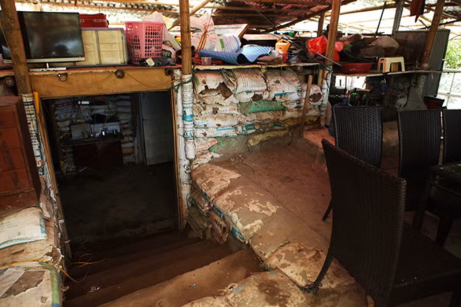 Ngôi nhà rộng khoảng 100m2, có 3 phòng, trong đó một phòng ngủ lớn, một phòng ngủ nhỏ và một phòng tắm ở giữa hai phòng phủ. Ảnh: Dân Việt.