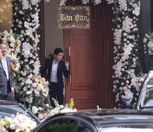 Cửa chính được làm bằng gỗ chắc chắn, không cầu kỳ nhưng bề thế. Ảnh: Gia đình &amp; xã hội.