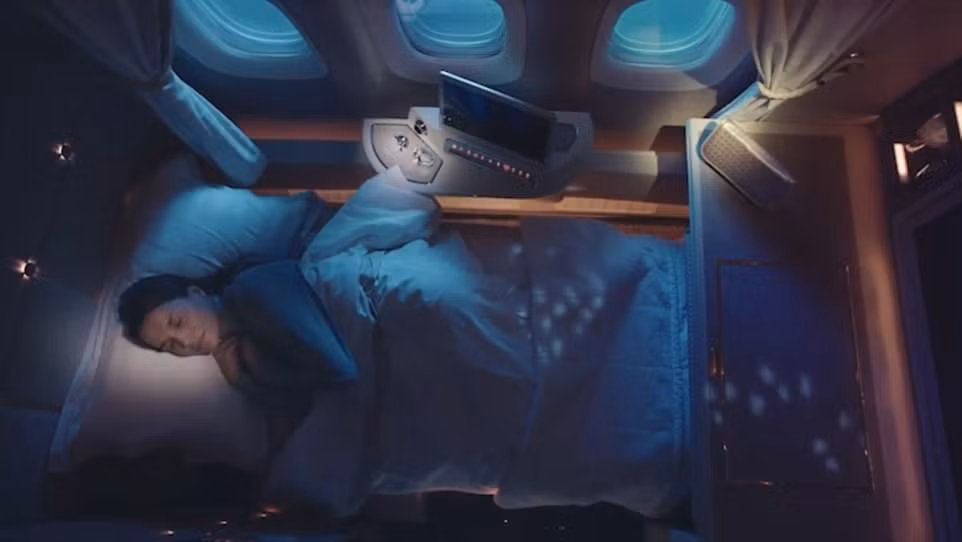 Hành khách còn được trang bị bộ đồ ngủ giữ ấm làm từ tảo biển giúp da không mất nước trong chuyến bay. Ảnh: Theeksource.