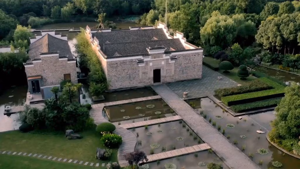 Bên cạnh sử dụng vật liệu cổ, các ngôi nhà còn được bổ sung nhiều vật liệu quý để đảm bảo quần thể công trình mang vẻ đẹp cổ kính. Ảnh: Travel.