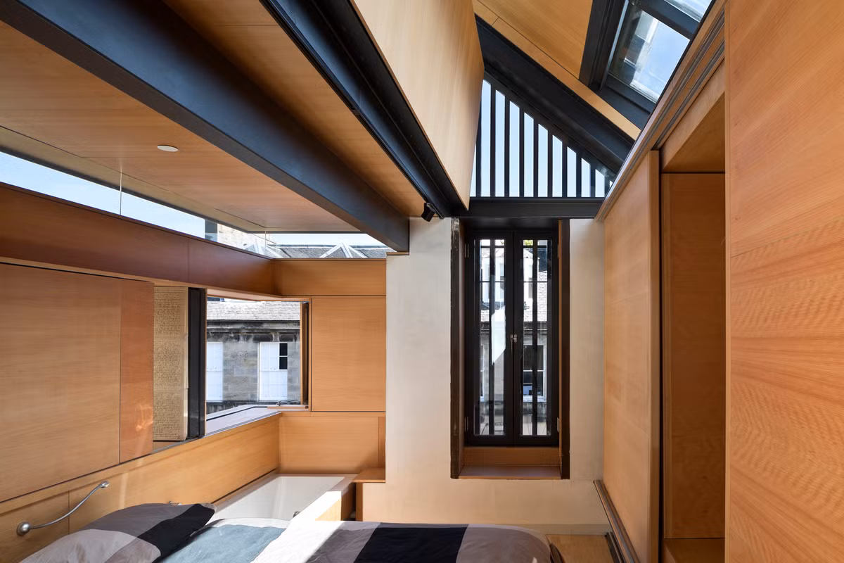 Bên trong căn nhà sử dụng gam vàng ấm cúng.