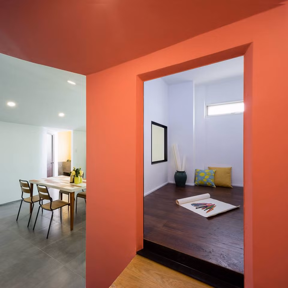 Căn phòng nhỏ thiết kế làm nơi vui chơi cho lũ trẻ được bố trí gần cửa chính.