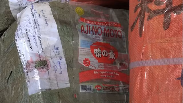 Hàng mang nhãn hiệu của các hãng bột ngọt nổi tiếng.