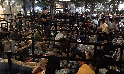 Xep hang mua iPhone X: 3 trieu mot cho ngoi khong ban