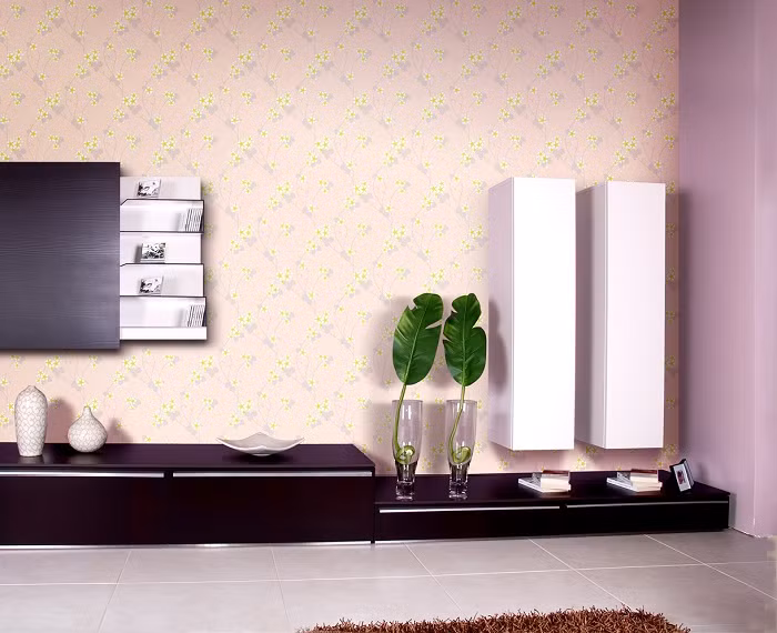 Họa tiết dây hoa, lá vàng mang sắc thu tràn ngập không gian sống. Ảnh: Giaydantuongsg.