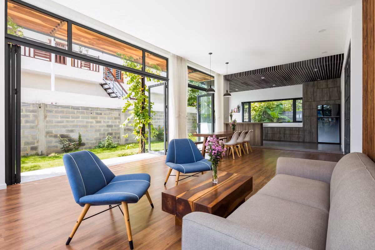 Tầng 1 là phòng khách, bếp và bàn ăn.