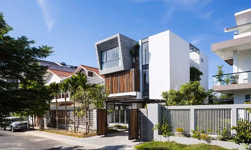 Nằm trong khu vực khá yên tĩnh tại thành phố Nha Trang, ngôi nhà 3 tầng được K.A Studio thiết kế dành cho gia chủ là một người đã nghỉ hưu.